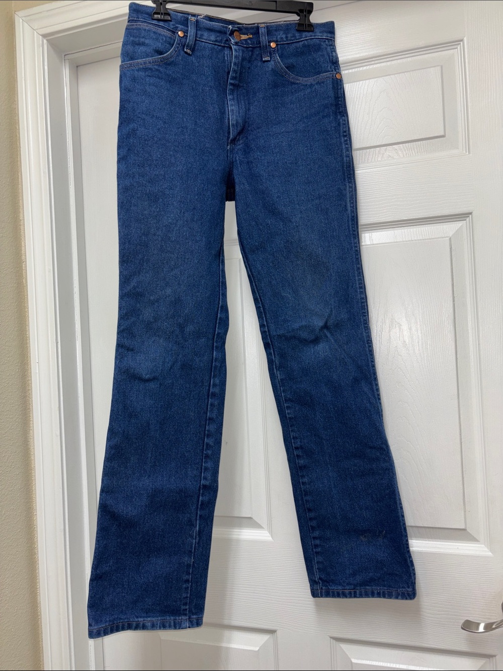 Classic Men’s medium wash Straight-Leg Jeans